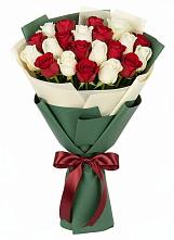 Букет Микс из красных и белых роз в Решетниково