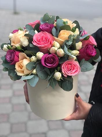 Цветочная композиция из Розы в шляпной коробке в Решетниково