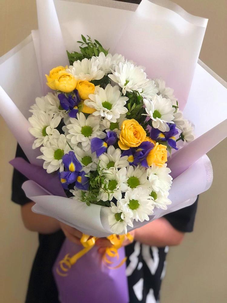 Букет цветов из: Ирисы, Хризантемы и Розы в Решетниково