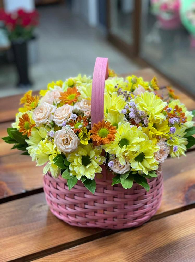 Цветочная композиция из Хризантемы и Розы в корзине в Решетниково