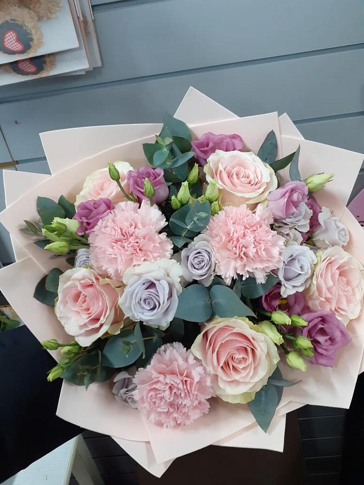 Букет цветов из: Розы, Гвоздики и Лизиантусы в Решетниково