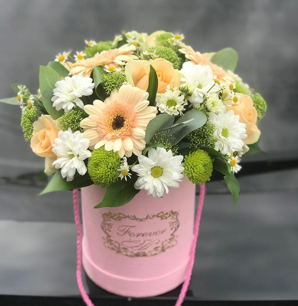 Цветочная композиция из Розы, Герберы и Хризантемы в шляпной коробке в Решетниково